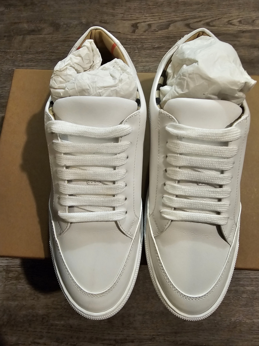 Burberry White Low-Top Leather Sneakers with Gold Logo - Picture 9 of 14